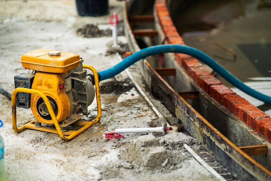 Motor diesel de bomba de agua autocebante en una obra de construcción. Ro